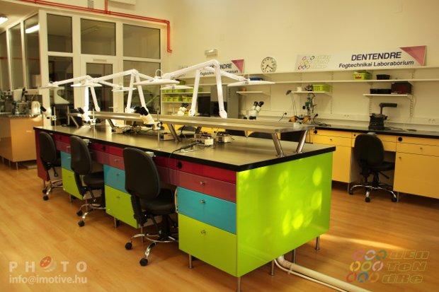 Az új laborunkban saját tervezésű és készítésű bútorok szolgálják az ergonomikus munkavégzést.